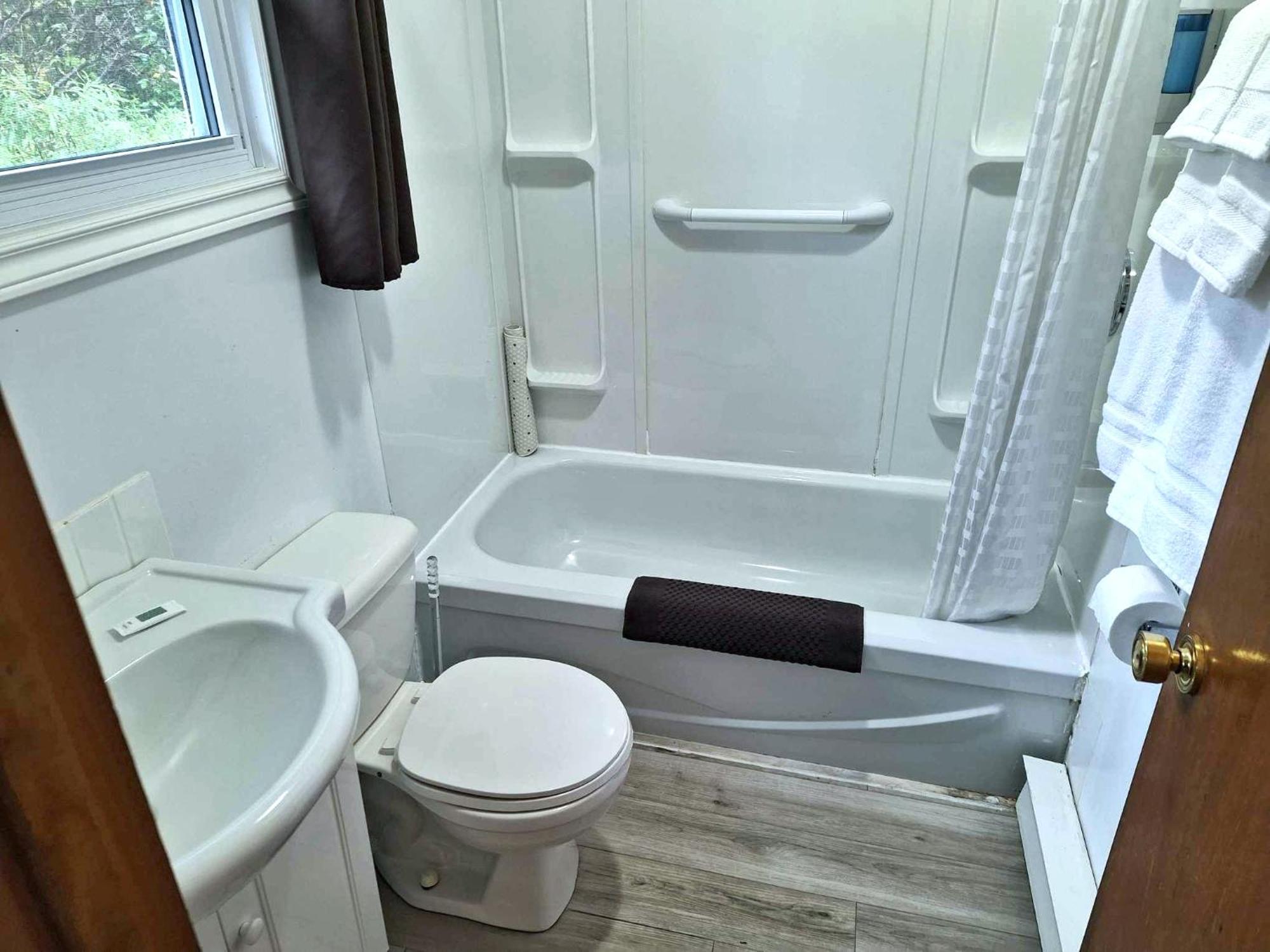 Sea Breeze Motel Ингониш Экстерьер фото
